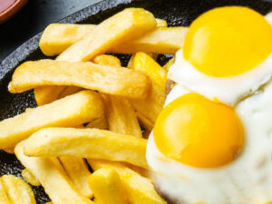 Sartén de Huevos Rotos con Patatas