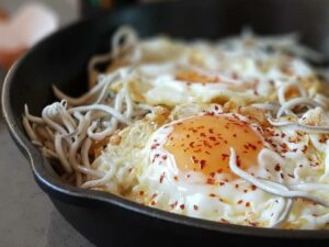 Sartén de Huevos Rotos con Gulas y Gambas