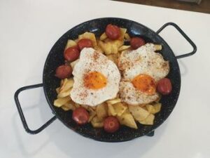 Sartén de Huevos Rotos con Torrezno
