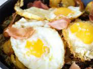 Sartén de Huevos Rotos con Patatas y Jamón Serrano
